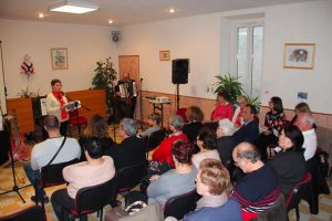 soirée de poésie lors de la lecture scéniques le Bonheur est dans le Prévert à Toüet